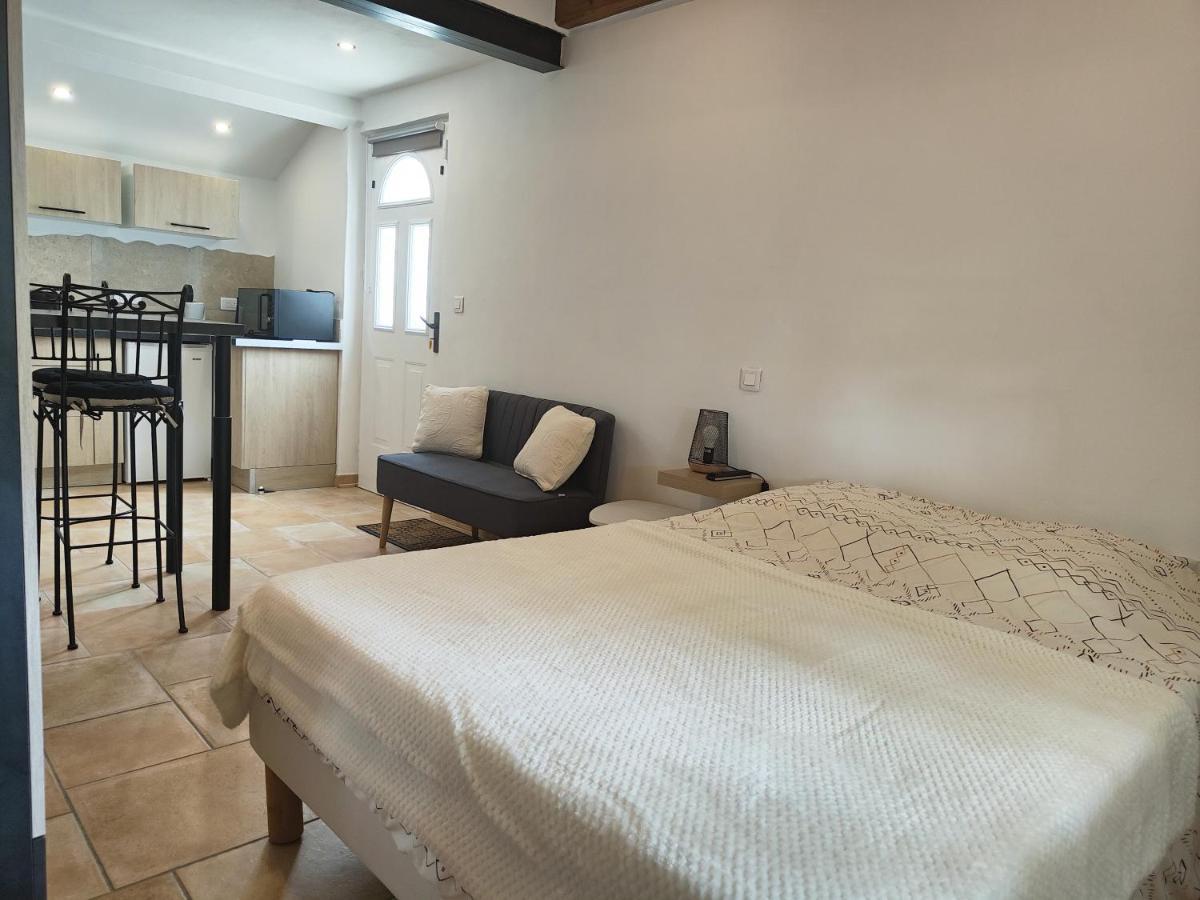 Studio Au Calme Avec Piscine Et Toutes Les Commodites Necessaires Le Thor Exterior photo